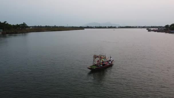 Vista fantástica de um barco de madeira navegando no rio com bandos de pássaros voando — Vídeo de Stock