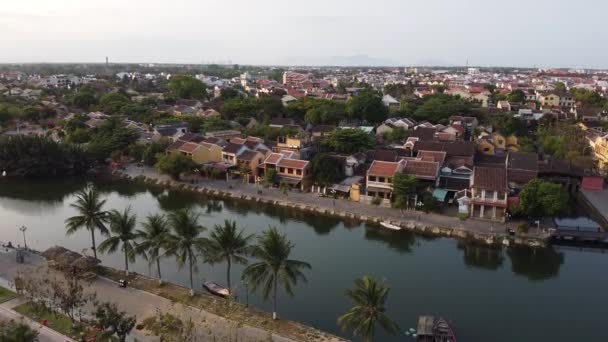 Vista aérea de la paz Hoi Un casco antiguo o Hoi una ciudad antigua en el día . — Vídeos de Stock