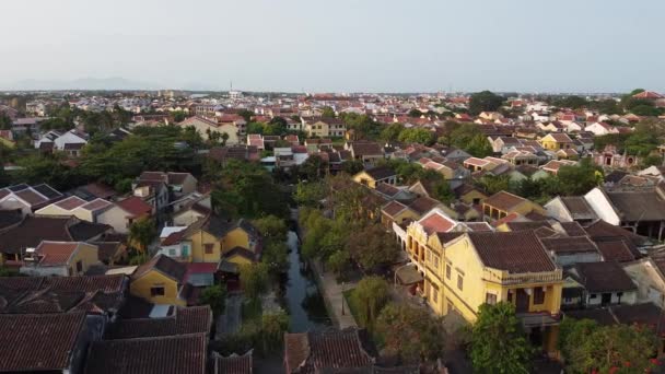 Vista aérea en Hoi Un casco antiguo pueblo antiguo Unesco Patrimonio de la Humanidad en Vietnam — Vídeos de Stock