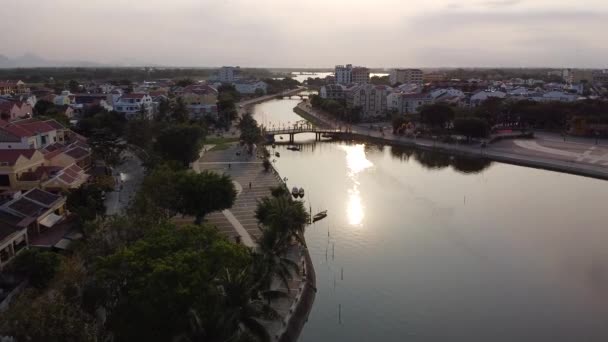 Aérien : La rivière Thu Bon à Hoi An lors d'une journée dramatique et paisible . — Video