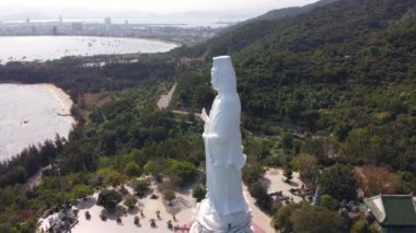 Linh Ung pagoda avlusunda Buda Da Nang 'a insansız hava aracı saldırısı.