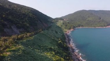 Son Tra Yarımadası Da Nang Vietnam kıyılarında sinematik hava manzarası.