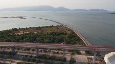 Bir otoban köprüsünün hava görüntüsü. Han Nehri Da Nang 'ın birkaç sürücü manzarası var..