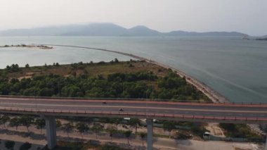 Vietnam 'daki bir köprünün hava görüntüsü. Corona virüsü salgını sırasında yoğun trafik yok..