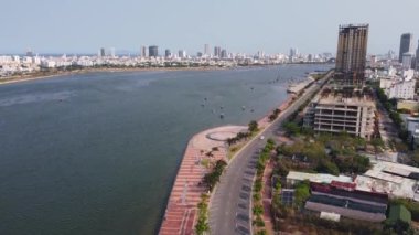Da Nang şehrinin hava görüntüsü Vietnam şehri ve Han Nehri gündüz vakti.