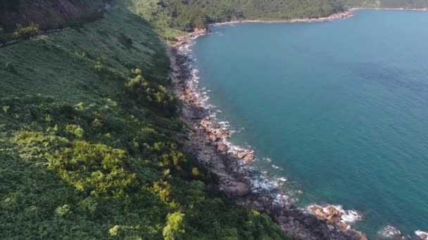 Shora dolů pohled drone záběry zblízka na svěží zelené skalnaté pobřeží v letní den — Stock video