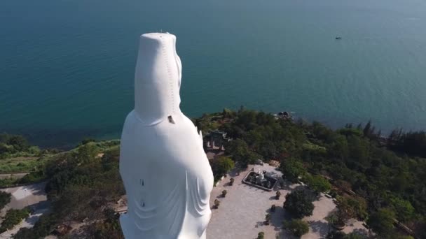 Vista aérea na parte de trás do branco Lady Budda Linh Ung Bai Mas pagode no dia ensolarado — Vídeo de Stock