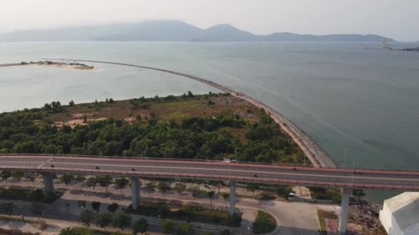 Bir otoban köprüsünün hava görüntüsü. Han Nehri Da Nang 'ın birkaç sürücü manzarası var.. — Stok video