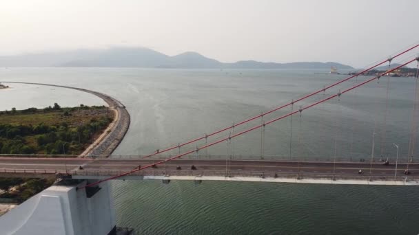 Vista aerea ravvicinata del ponte sospeso più alto del Vietnam . — Video Stock