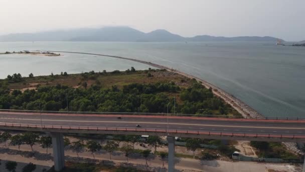 Luchtfoto van een brug in Vietnam geen drukke verkeer tijdens corona virus uitbraak. — Stockvideo