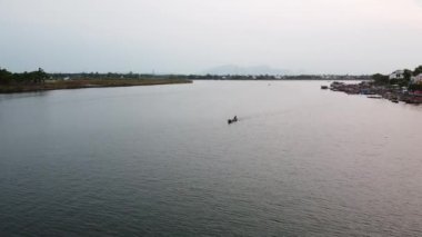 Hoi 'deki Thu Bon nehrinin havadan görünüşü Bir Vietnam ve sürat teknesi hızla ilerliyor.