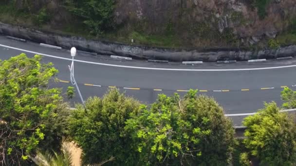 Deux motards conduisant sur route bétonnée en zone montagneuse. Haut vers le bas aérien . — Video