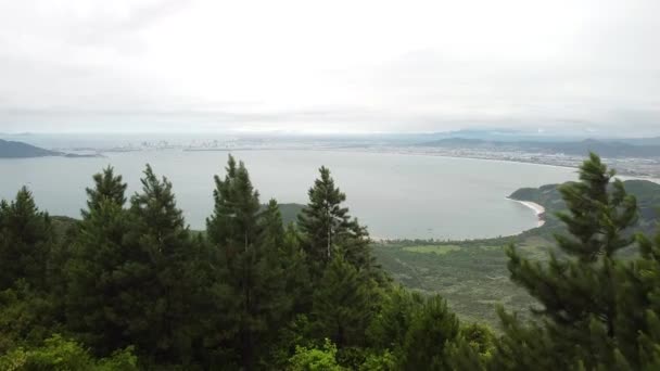 Uitzicht vanuit de lucht op een tropisch eiland met witte zandstranden en stadsgezicht. — Stockvideo