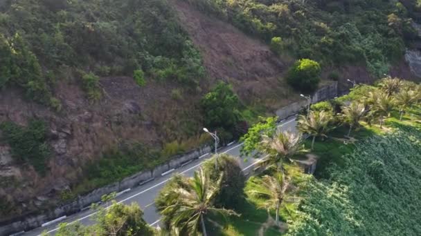 Aerial: Πλούσιο πράσινο τροπική χώρα πλευρά του δρόμου στο ορεινό τοπίο στο Βιετνάμ. — Αρχείο Βίντεο