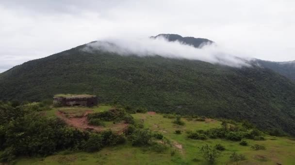 Drone mouche panoramique au-dessus d'une montagne tropicale verte brouillard blanc . — Video