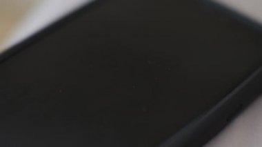 Sabah 6 'da telefonun çalar saati çalıyor. Aşırı yakın çekim..