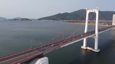Dramatik huzurlu bir günde Vietnam 'ın en yüksek köprüsünün hava sinemasal görüntüsü.