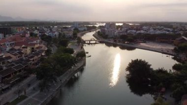 Hava: Thu Bon Nehri Hoi An kasabasının geleneksel ve tarihi mirası.