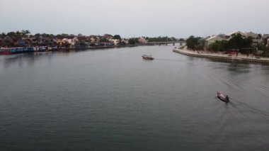 Hoi An Vietnam 'daki Thu Bon nehrinde giden teknelerin hava görüntüsü..
