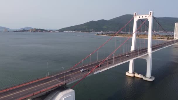 Luftaufnahme der höchsten Brücke Vietnams an einem dramatischen friedlichen Tag. — Stockvideo