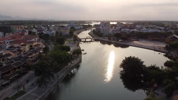 Aerial: Thu Bon River Παραδοσιακή και ιστορική κληρονομιά της πόλης Hoi An. — Αρχείο Βίντεο