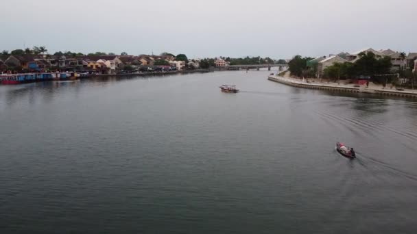 Vista aérea de barcos navegando en el río Thu Bon en Hoi An Vietnam . — Vídeos de Stock