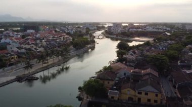 Drone, Thu Bon River Hoi üzerinde uçuyor. UNESCO 'nun dünya mirası olan antik bir kasaba..