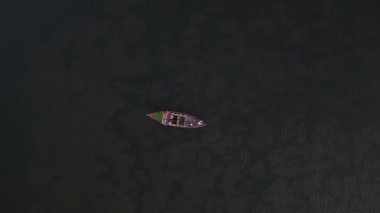 Hoi An, Vietnam 'daki Thu Bon nehrinde bir turistin üzerinde uçuyoruz..