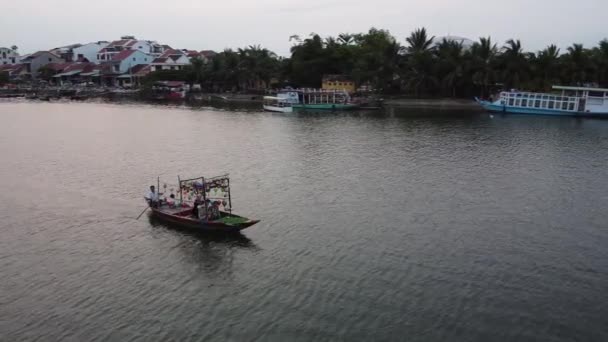 Widok z powietrza na łódź turystyczną pływającą w rzece Thu Bon w Hoi Stare miasto. — Wideo stockowe