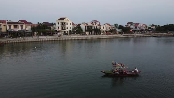 Tourist vela una barca turistica in legno nel fiume Thu Bon a Hoi An, Vietnam . — Video Stock