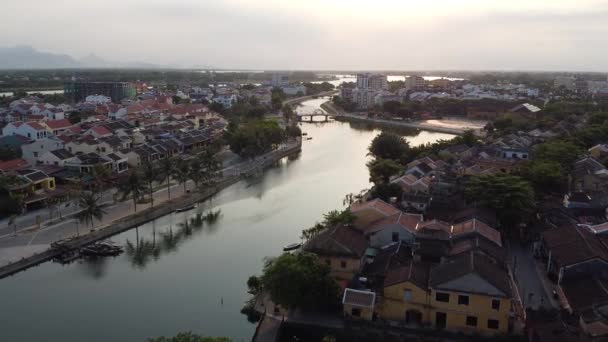 Drone, Thu Bon River Hoi üzerinde uçuyor. UNESCO 'nun dünya mirası olan antik bir kasaba.. — Stok video
