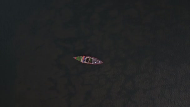 Voando sobre um barco de madeira turistas no rio Thu Bon em Hoi An, Vietnã . — Vídeo de Stock