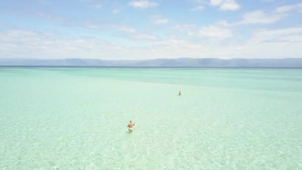 Esthetisch uitzicht op een exotische witte zandbank met kristalhelder turquoise water. — Stockvideo