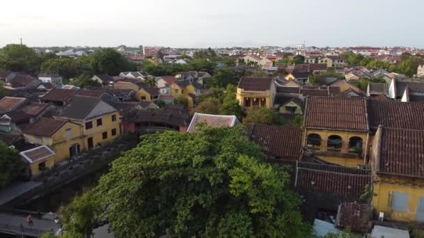 Vista aérea en el puente cubierto japonés en el casco antiguo de Hoi An . — Vídeos de Stock