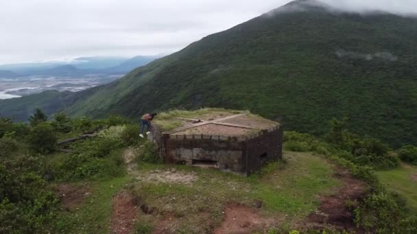 Felice viaggiatore giovane donna godendo la vista panoramica campagna in montagna . — Video Stock