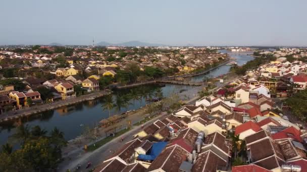 Un avión no tripulado sobrevuela la ciudad de Hoi An Vietnam en un día sombrío y pacífico . — Vídeos de Stock