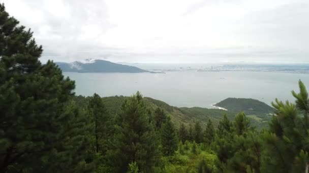 Vista panorâmica pitoresca de pinheiros verdes, montanhas e ilhas tropicais . — Vídeo de Stock