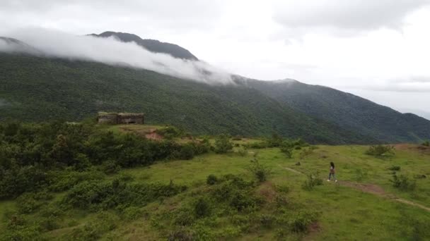 Scatto aereo in campagna paesaggio montano in Vietnam con una ragazza in esecuzione . — Video Stock