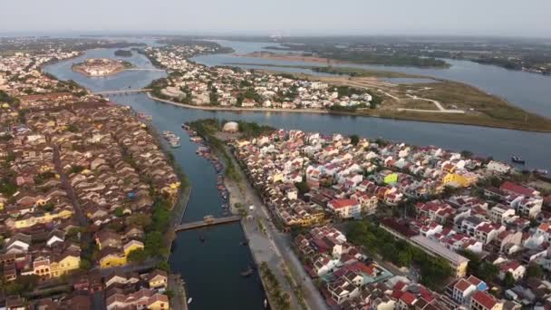 A vista aérea pacífica de Hoi Uma cidade velha e um rio em um dia brilhante . — Vídeo de Stock