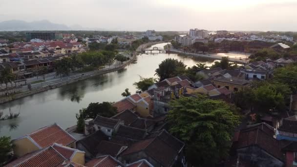 Vista de Aeria del casco antiguo de Hoi Un sitio histórico con la vista del río . — Vídeos de Stock