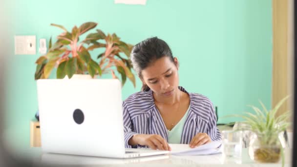 Расстроенный студент учится дома с ноутбуком выглядит смущенным и раздраженным . — стоковое видео