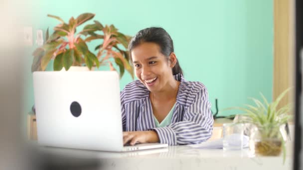 Fröhlicher asiatischer Student oder Arbeiter im Homeoffice mit Laptop lächelt glücklich. — Stockvideo