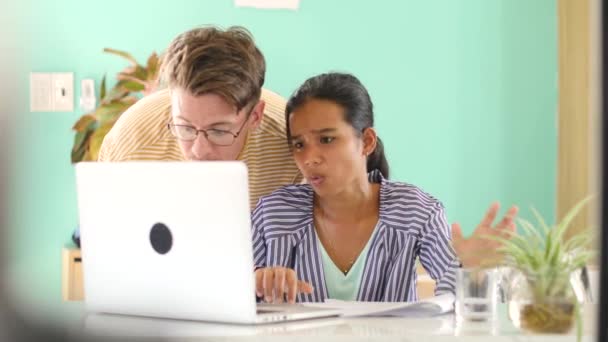 Mujer joven confusa infeliz pidiendo ayuda a su compañero de trabajo en la oficina creativa . — Vídeos de Stock