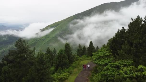 Vista aerea di una pittoresca campagna del Vietnam del Nord in una giornata nebbiosa . — Video Stock