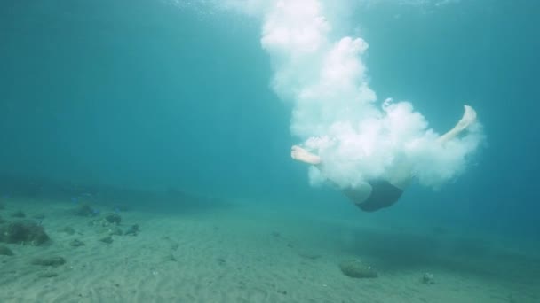 Muž padá na hladinu oceánu se šplouchnutím, pohled z podvodní hladiny — Stock video