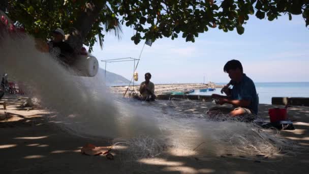 Cham Island, Vietnam - 18.06.2020: Ein einheimischer Fischer stellt Fischernetze her. — Stockvideo