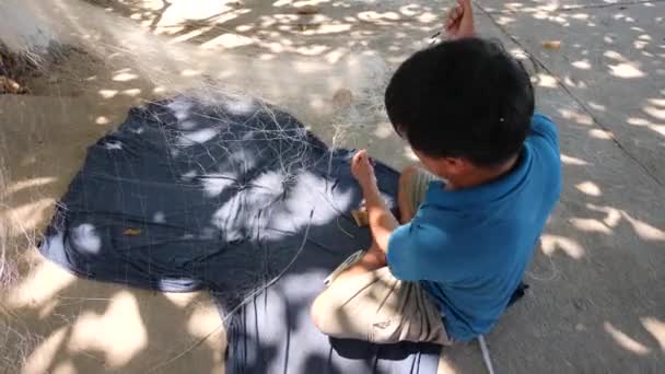 Cham Island, Vietnam- 06 18 2020: Vissers maken visnetten op de grond. — Stockvideo