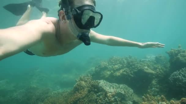 POV van een man die snorkelt onder de blauwe oceaan op zomerdag. — Stockvideo