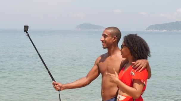 Haitańska para kręci film na plaży latem na tropikalnej wyspie. — Wideo stockowe