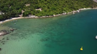 Bereketli yeşillik ve turkuaz deniz ile yaz günü tropik adanın insansız hava aracı görüntüsü